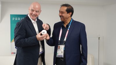 dignitaries-attending-hockey-at-paris-on-six-august.Click to read full article.