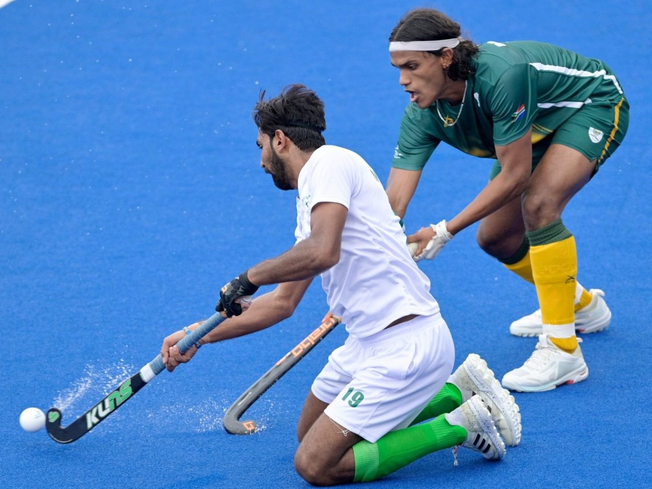 Pakistan's men rescue a draw in the dying seconds as England's women make an  impressive start to their hunt for a medal