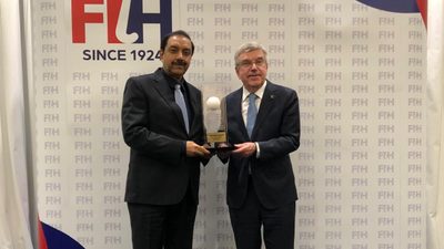 fih-president-tayyab-ikram-presents-ioc-honorary-president-thomas-bach-with-the-fih-lifetime-achievement-award.Click to read full article.