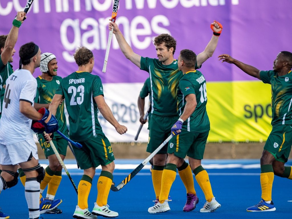 Pool stage comes to a close as South Africas men pull off stunning victory to secure semi-final berth, while Englands women win 4 in a row for first time in Commonwealth Games