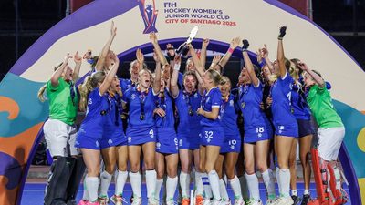 scotland-lift-the-challenger-trophy-on-the-eve-of-the-final-at-the-fih-hockey-womens-junior-world-cup-in-santiago.Click to read full article.